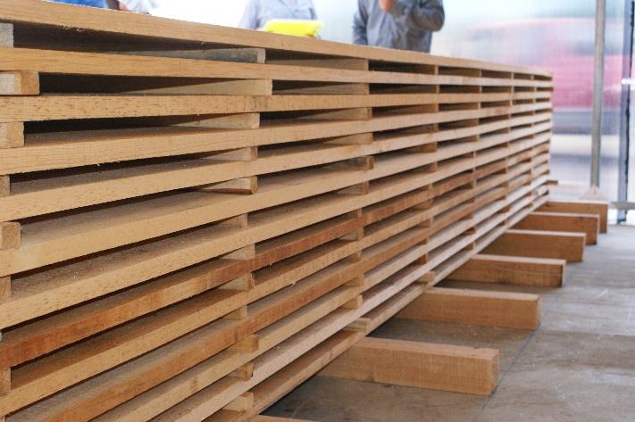 Una banca de madera

Descripción generada automáticamente con confianza media